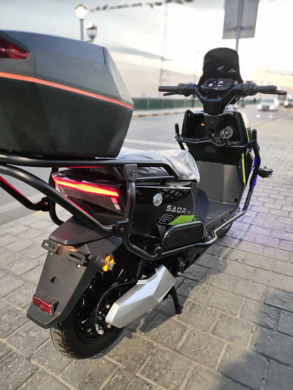 السلام عليكم دراجة شحن نوع الصقر 2026 بطارية ليثيوم 32 امبير و72 فولت ضمان من الشركة 8 اشهر دراجة زيرو غير مستعمله وصل موجود *********** سعر 900 عنوان بغداد ساحه الوثبه
