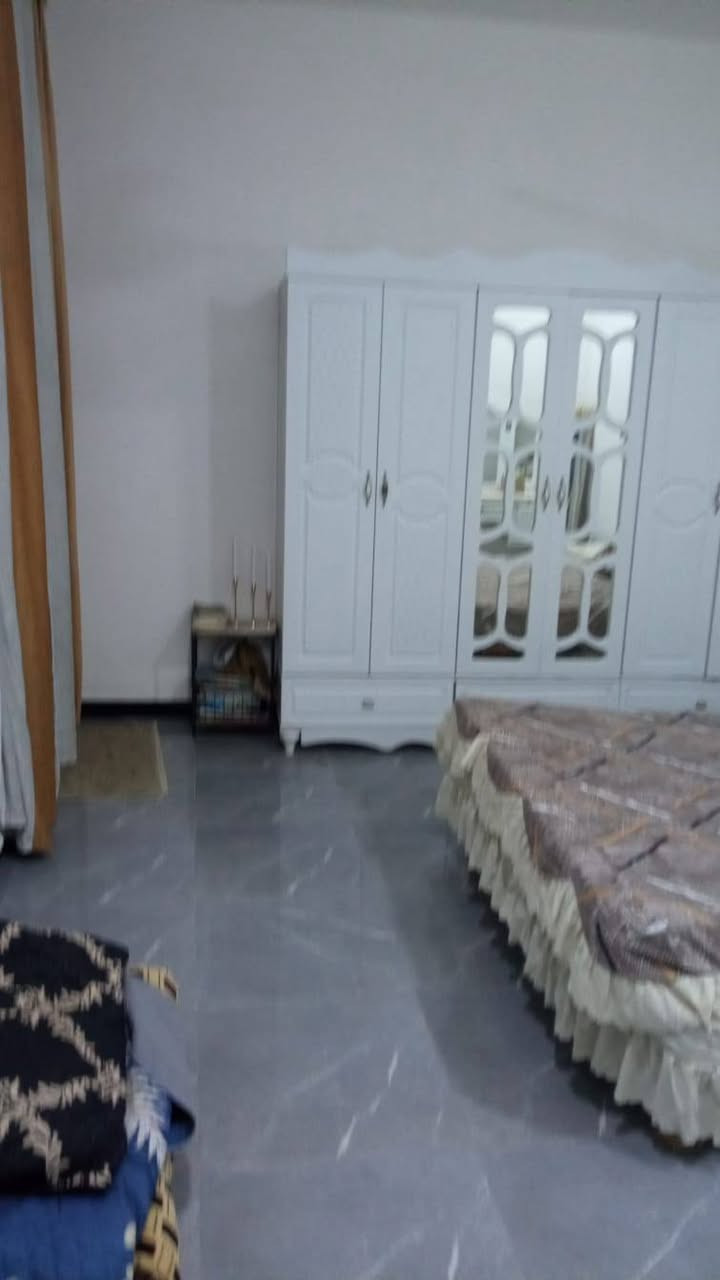 بيت للبيع مساحه 140 متر طابو زراعي سند 25 بناء طابوق حديث صب كونكريت البيت كامل مكمل ع اخر حبايه العنوان حله شارع 100 بفرع صيدليه زهراء سلام يبعد عن الشارع 120 متر السعر 65 وبي مجال بسيط استفسار اكثر اتصل واني خادم او وات ساب *********** حلة, بابل
