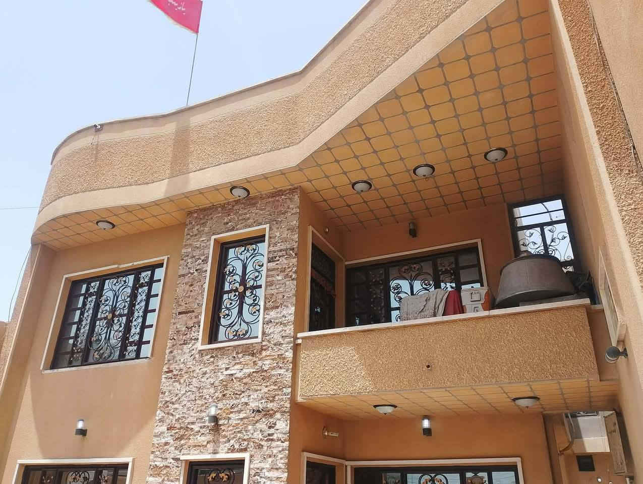 السلام عليكم
تم تنزيل اسعر 
دار للبيع مساحه 200 
الموقع الامين قرب مكتبة اروى 
واجهه 10 
نزال 20 
بسم شخص واحد 
4 غرف نوم واستقبال ومطبخ وصحيات 
نضافة ادار 90 ٪ 
سعر 375 
للتواصل خاص موجوده او مراسله وتساب 
***********
