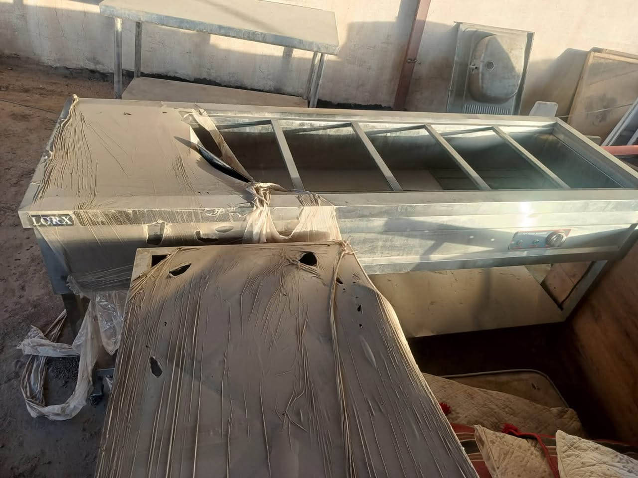 موجود أجهزة مطعم
1 هدارة 6عيون مع بلانكوات
2هدارة 5عيون مع بلانكوات 
3براد مقبلات 12عين مع بلانكوات 
4عجانة عدد 2 كبيرة وسط 
5طباخ 3عيون 
6كريل ستل ستيل
7ميزات عدد 6
8 صواني بيتزا قياس 28عدد 50
9صواني بيتزا قياس 33عدد 25
10 حفرا مندي كاملة مع غراضها 
11 قلاية فنكر حجم صغير كاملة مع غراضها 
12برادين عامودي عدد 2
13سنك صغير 
14كراسي صالة عدد 100
التواصل ***********
موقع البصرة قضاء القرنه
