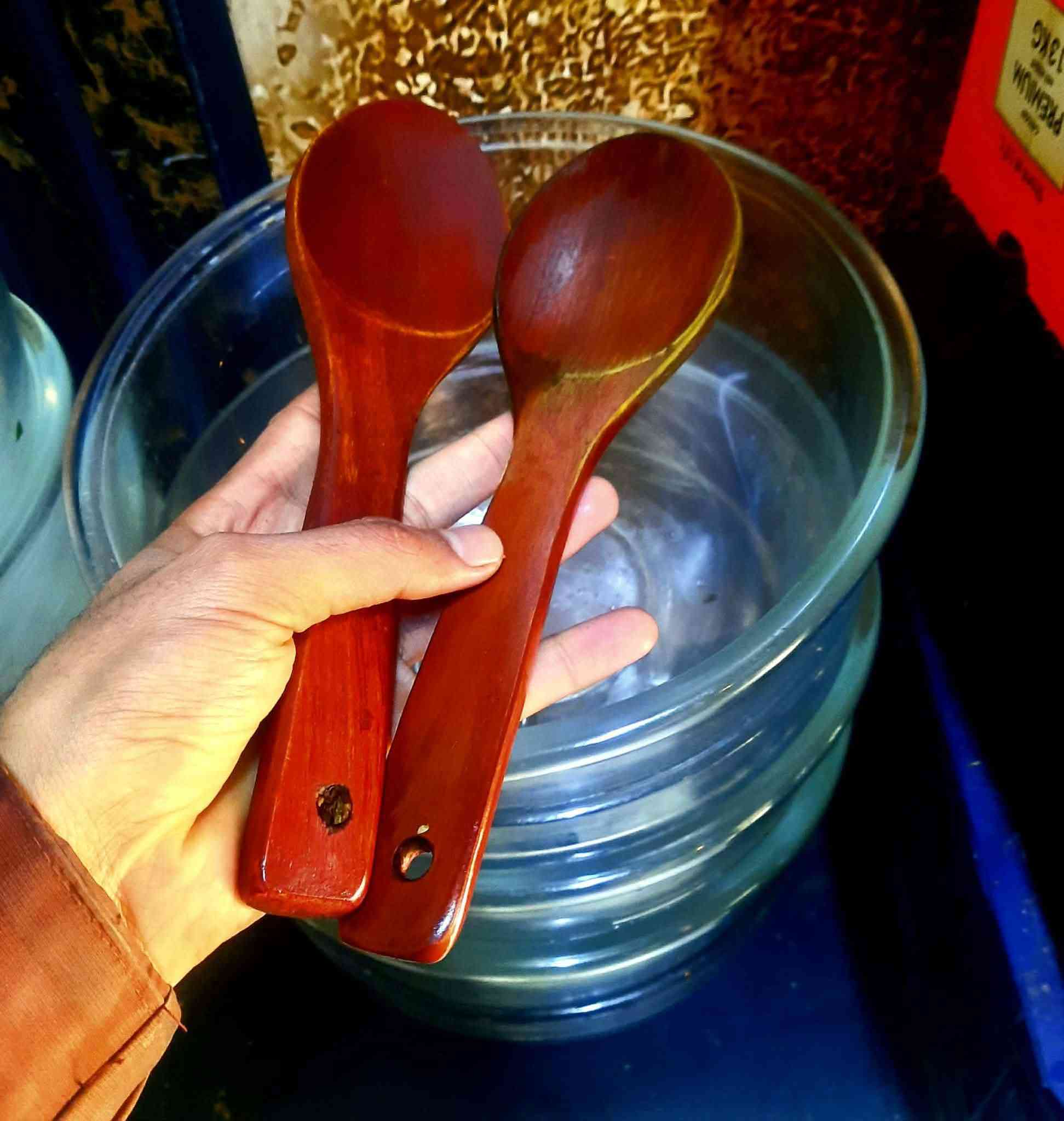 ملحقات كافتريا للبيع استعمال شهرين فقط بسعر مناسب
للتواصل واتساب***********

_براد مشروبات غازيه اخو الجديد
_مثرامه فلافل ولحم حجم 22
_مفرغات ثري فيز حجم كبير عدد2
_مفرغه صاروخيه للروائح
_طوس مقبلات عدد12 
_صواني عرض الاكل ستيل عدد15  
_جمجات مقبلات لون اسود ستيل عدد 20
_قوالب فلافل عدد 3 حجم(صغير/وسط/كبير)
_جمجات قلي عدد2 
_مراوح ميلانو الاصلي عدد 6 
_عارضه عصائر ومشروبات جديده بيهه اناره وكلشي
_خلاطات عصائر عدد 4 الاصليات
_ميز عرض المقبلات يتثبت بلحايط طوله 6 امتار
_طباخ بيه ثنين عيون يفيد الكافتريات والمطاعم
_ماكنه تغليف السفري(الصواني)يفيد المطاعم والكافتريات
