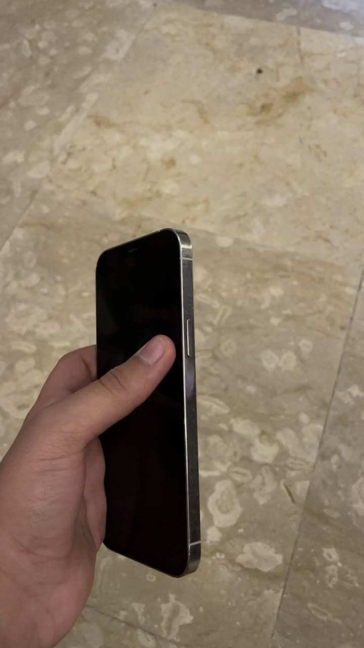 iPhone 12 Pro Max — 128GB  جهاز نظيف ومضمون — فرصة ممتازة
الحالة:

* مستخدم استخدام شخصي
* نظيف ويشتغل تمام بدون مشاكل
* ما داخل تصليح أبدًا (كله أصلي 100٪)
* البطارية: 73٪
* بدون كارتون

المواصفات:

* شاشة Super Retina XDR بحجم 6.7 إنج (OLED)
* معالج A14 Bionic قوي وسريع
* ذاكرة 128GB
* كاميرا ثلاثية احترافية + تصوير 4K و Night Mode
* Face ID
* يدعم 5G

 المميزات:

* أداء قوي وسلس
* تصوير ممتاز
* جهاز أصلي ومضمون
* جاهز للاستخدام

 ملاحظات:

* الاستخدام طبيعي (بيه خدوش خفيفة بل حواف)

 السعر: قابل للتفاوض بسيط
 للتواصل خاص


**إذا كنت صاحب هذا الإعلان وتريد حذفه لأي سبب، رجاءا أرسل رسالة إلى الدعم الفني**