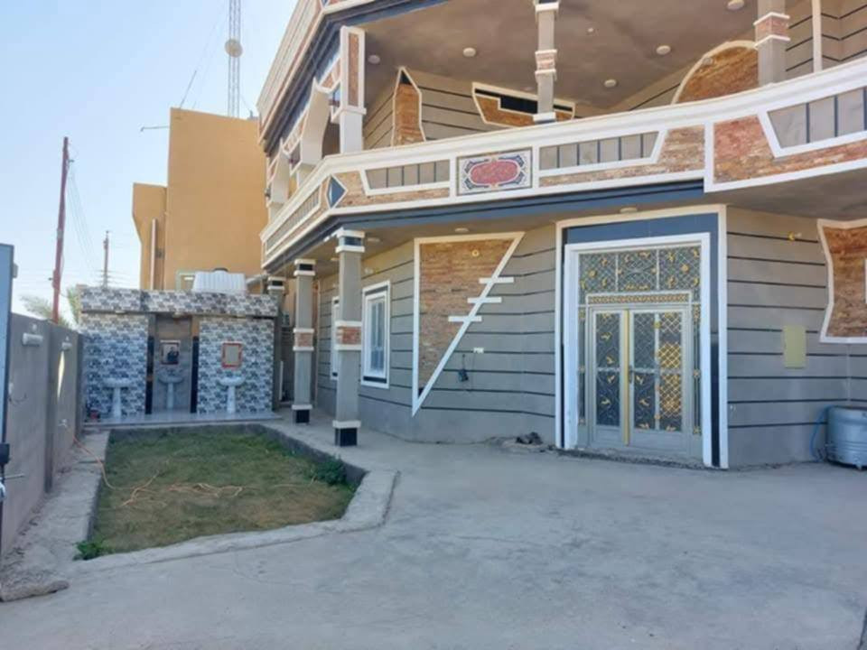 سلام عليكم بيت للبيع مكانه حي البكر الشرقي قرب مدرسه القاهره مقابيل جامع الرؤوف بناء حديث البيت مساحه٤٠٠ طابو صرف البيت مكون من 5 غرف نوم و مجمعات صحيه داخل وخارج وصالتين كبيره مطبخ حار وبارد كبير استقبال كبير 
الاستفسار اكثر الاتصال
***********
