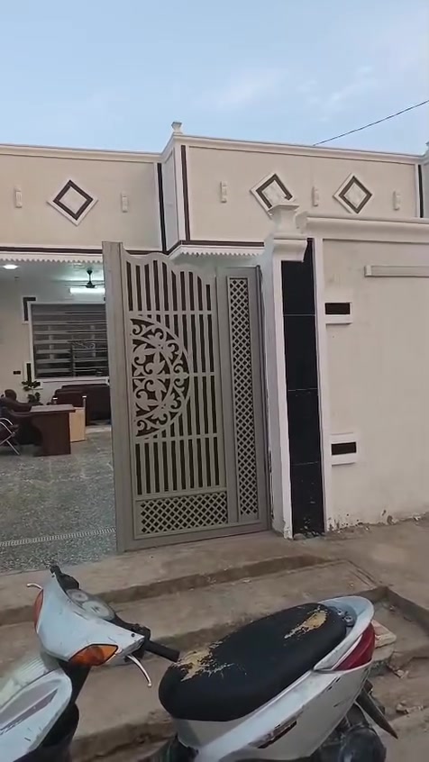 بيت 300 متر مربع بناء طابوق أرضية وسقف صب مسلح شغل احلى من الدرجة الأولى يحتوي على غرفتين نوم وصاله ومطبخ واستقبال وصحيات مشتركه داخلية وخارجيه وطارمه وحديقة العنوان الحميدية قرب مدرسه مزايا للاستفسار مراجعة مكتب النرجس للعقار ***********
