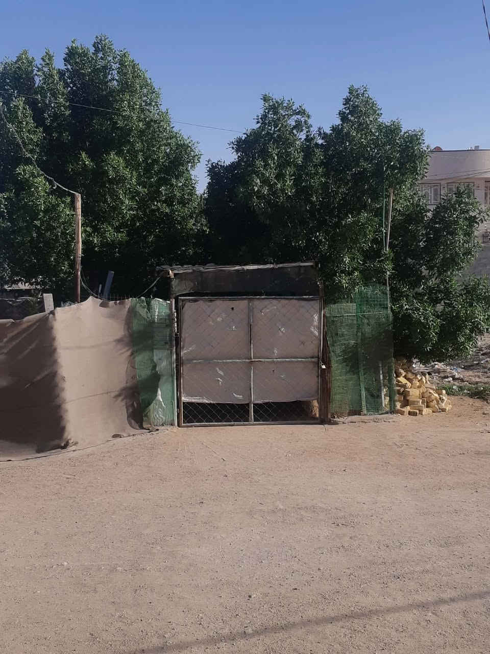 دار للبيع في حي النداء قرب شارع مجمع قنبر علي، تبعد عن الشارع الرئيسي 80 متر فقط ✅

📍 المساحة: 100 متر
📍 الدار طابقين

🔹 الطابق الأول يحتوي على:

* استقبال
* مطبخ
* صالة
* غرفة
* مكشوفة
* صحيات

🔹 الطابق الثاني:
بناء فرمستون والسقف اعكاده، يحتوي على:

* غرفتين
* صالة
* حمام
* بيت جناي ✅

💰 السعر: 80 مليون ويوجد مجال بسيط

📞 للاستفسار والطلب:
*********** محمد الزبيدي
*********** الحاج صلاح الزبيدي
