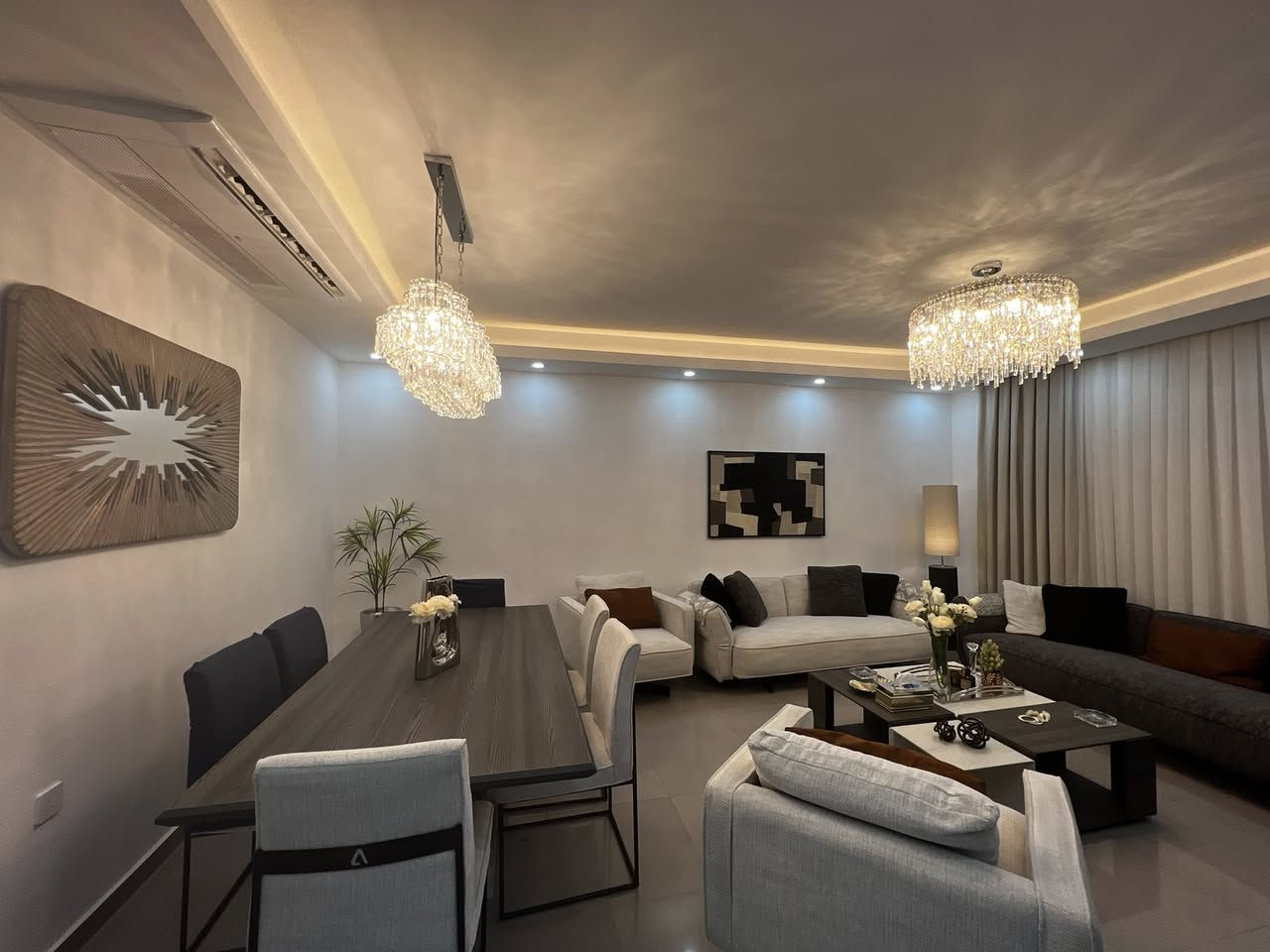 السلام عليكم شقه للايجار في مجمع النسيم ستي مساحه ١٤٠ م موثثه للتواصل ***********
