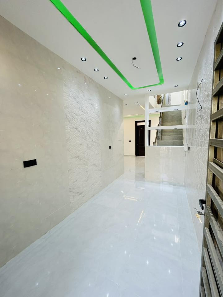 ✨السلام عليكم 
🏠#للبيع_بيت_100 متر واجهيه 6،25متر نزال 16متر 
🏗️بناء طابق ونص 

📍العنوان #بغداد_الدور_البوعيثه
⬅️مجمع السلطان الثالث ثاني فرع 

🔹يحتوي البيت على؛
✅غرف منام 2-
✅ستقبال-
✅مطبخ-
✅ صاله-
✅مجمع صحيات 2-

🔹صنف العقار طابو زراعي سند 25  تنازل و اقرار محكمه بأسم المشتري 

🔴السعر 119""مليون وبي مجال بسيط 

❇️البيت جاهز للسكن ✨

🔹البيت واضح بصور للاستفسار خاص او الاتصال على الرقم  
 واتساب ♦️***********♦️
