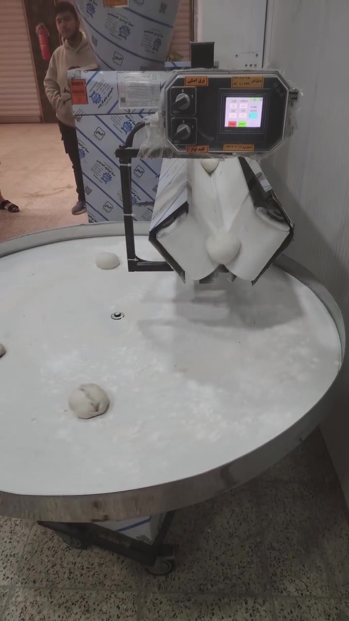 السلام عليكم 
مخبز كهربائي للخبز العراقي يجي ٣قطع 
قطاعه وعجانه ومخبز كهربائي مكاني بغداد عامريه ***********
