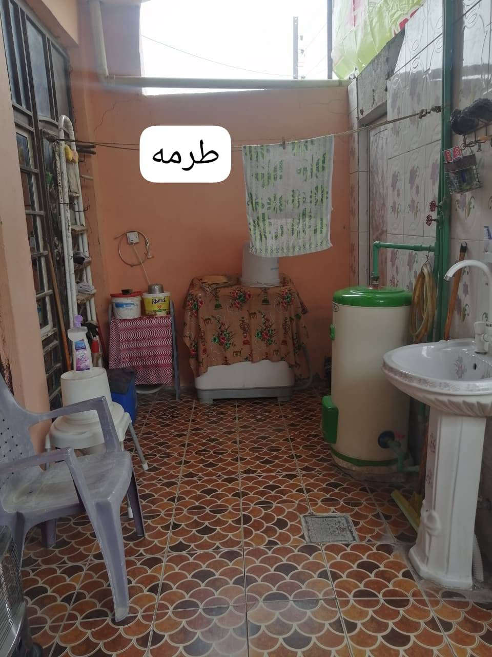 سلام عليكم يتوفر بيت للبيع بحي العسكري قرب افران مهدي المساحه 120متر يتكون من صاله واستقبال وغرف 2وصحيات خارجيه ومناور داخليه الاستفسار 
 ***********
