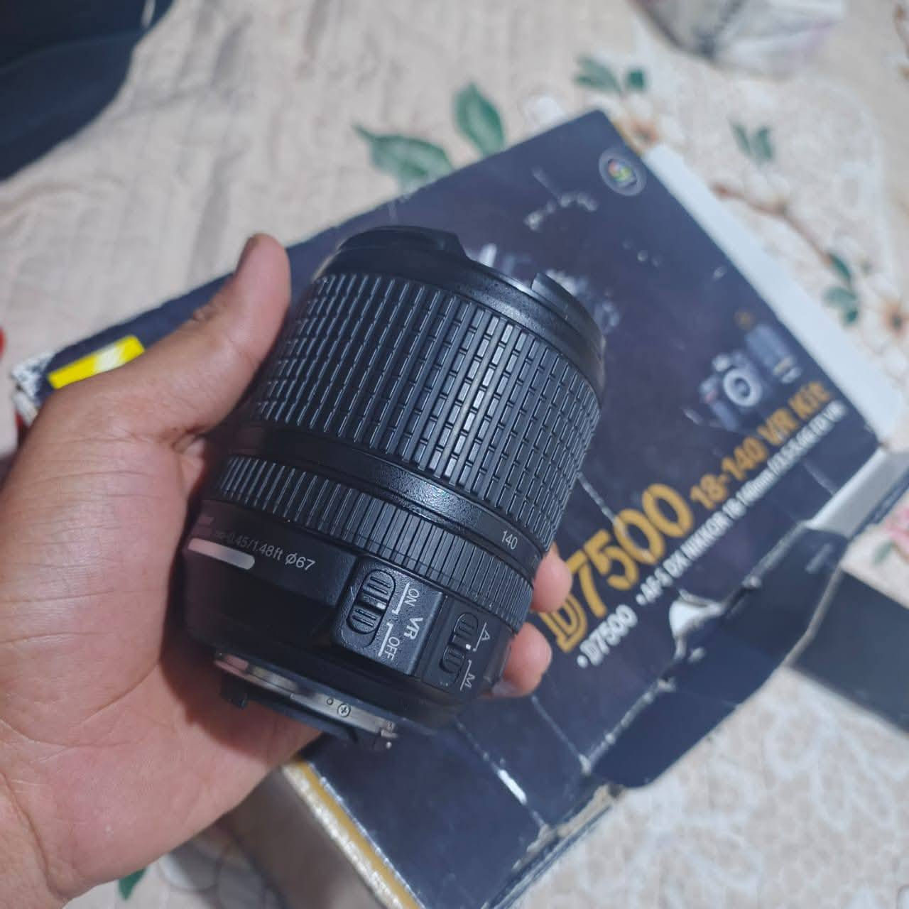 نيكون 7500دي.  مع عدسه الصليه. كارتونه جلاتين أحمر نضافه الكامره 95. وياها رام وشاحنه وبطاريه.( ملاحضه الكامره عطلها سنسر مأثر شي بسيط) وسعرها مناسب. *********** واتس.
