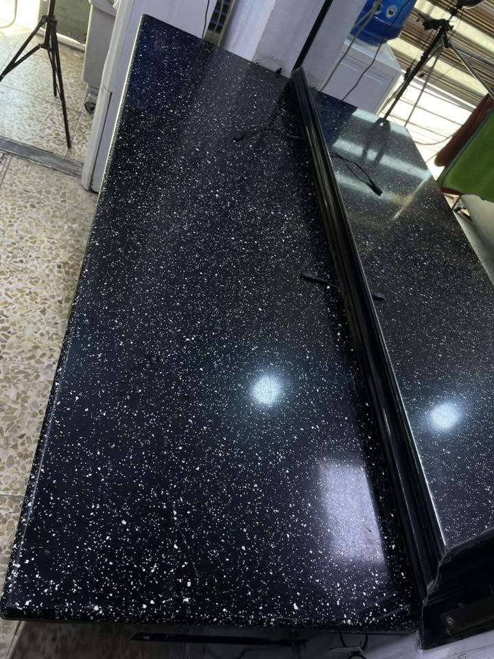 ميز  عدد 2. العرض 145cm وسطح الميز مرمر والسعر 200الف للتواصل. ***********
