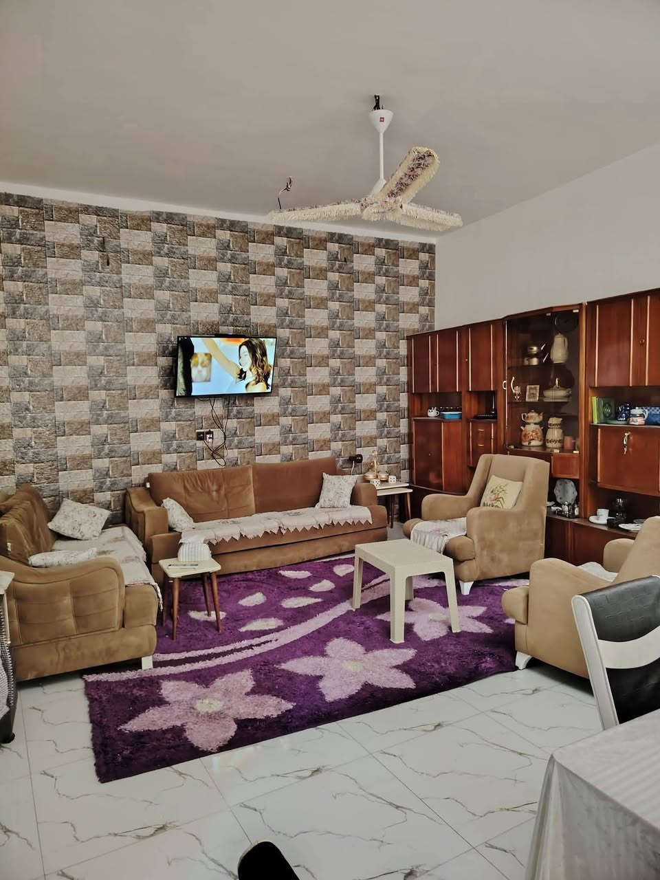 بيت للبيع بالتقيه الثالثه قرب مجمع الروان مساحته 250 متر طابقين يتكون من غرفتين مطبخ صاله استقبال مجمع صحيات داخليه وخارجيه طارمه مراجعه مكتب العاصمه العنوان  ام الخيل قرب البلديه الجديده استفسار الواتساب او اتصال رجاء*********** مراجعه ***********
