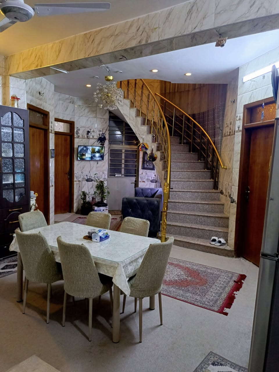 السلام عليكم اخوان 
دار للبيع في الكاظمية منطقة الطي شارع الوزراء قريب على الشارع المبلط الجديد تقريبا رابع بيت  بالقرب من مجمع بوابة الكاظمية تتوفر فيه كافة الخدمات من ماء + كهرباء المساحة 150 متر طابو ملك زراعي سند 25 الواجهه 15 والنزال 10 طابقين يحتوي على 5 غرف نوم كبيره مساحتها 4×5 مع استقبال كبير + 2 حولي مع المطبخ 4×5 +حمامات عدد 2 + حمام شرقي خارج + بيتونه ومخزن خارج مطل على السطح  كامل يباع البيت مع الاثاث او بدونه حسب رغبة المشتري البيت جدا نظيف السعر خاص فيس بوك او واتساب للاستفسار على الرقم *********** تحياتي اخوكم ابو محمد
