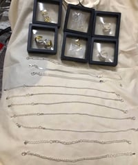 فضة ٩٢٥ • اساور ١٠ • أقراط ٦