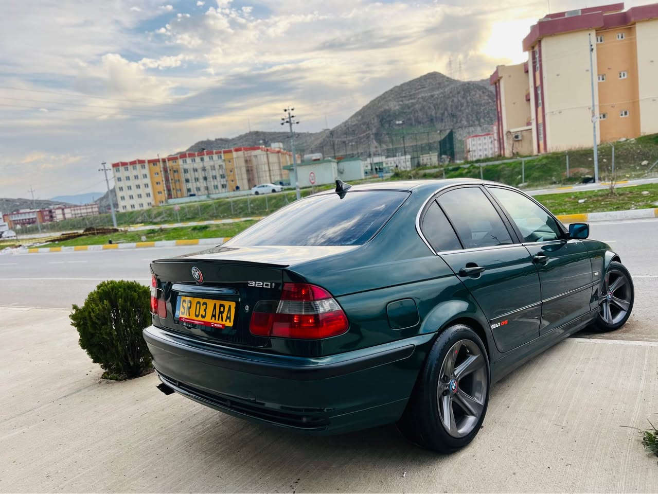 بيئيم مؤديل ٢٠٠٣ حجمي ٣٢٣ دةبل ديجيتال شةش پستؤن دةبل گير گيرو مةكينةي سقةر گير تؤماتيك و عادي سپؤرت جوار جام كارةبا تةبريد پيشي كامل ليد وعةدةسة گيرو مةكينةو تةقةو رةقةو دةعمو ليدران بةشةرت جوار تايايةو ويلي هاماني لؤكي لةسةرة سةيارةكة سوكان عةكسة سعري ٣٨ گةلاو مةجاليكي كةم سةوداش دةكةم لةسةر دلگرتن *********** رانية, السليمانية
