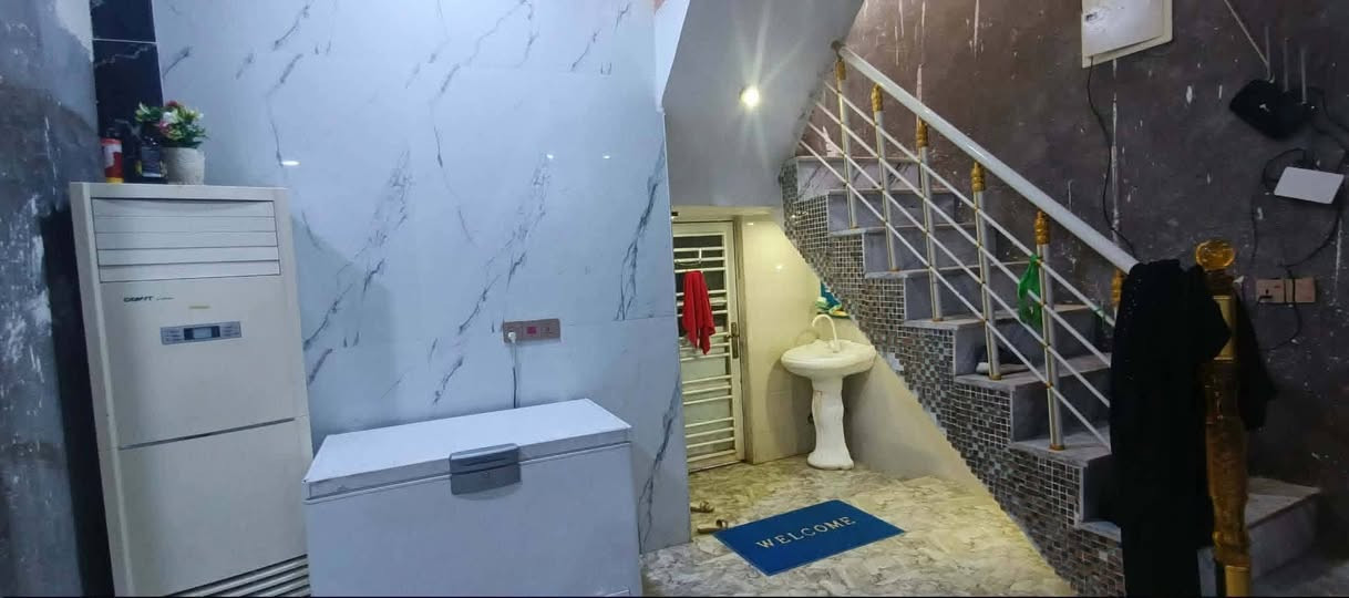 بيت 200مطلوب اسكان 65 مليون سعره الكلي 180مليون ينكطعن ل 65 من 180 تدفعهن كل شهر 330الف الباقي تدفع بيد ابو البيت115 مليون معه المجال  طابو بحي الصحفيين مساحته  100متر حديقه فضله استقبال 7.5*4 صاله 5.5*4.5 صاله ثانيه مدمجه مع المطبخ البارد 9*4مطبخ حار غرفة نوم 6*4 غرفة نوم 5*4 صحيات داخليه وخارجيه صطح اشتايكر شبابيك الغرف مطلات عله الحديقهماي وماجري وكهرباء المحوله بالبابشارعه 15مكدامه شاره وخلف البيت شارع كل واحد 15متروماكدامه بيت لان الشارع صاير حرفTالحديقه بالوجه الثاني لان البيت اله وجهين تريد عقارك ينباع بسرعه ماعليك بس تراسلنه والباقي علينه *********** وتساب
