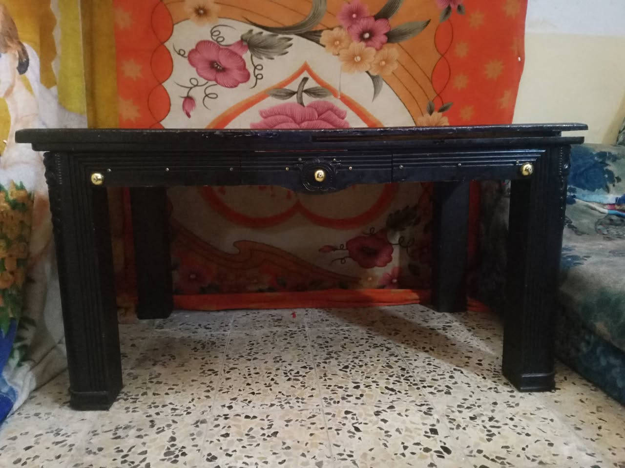 السلام عليكم ميز طعام مصنوع من المرمر مستخدم للبيع سعر ١٠٠ وبي مجال اتصل على الرقم ***********
