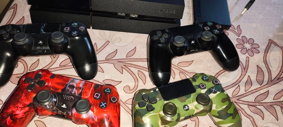 السلام عليكم سوني 4 فات مهكر نظام 6.72
جهاز نظيف ما مفتوح ذاكرة 500G 
يجي معانو هارد خارجي 1T و اربع يدات 3 اصليات و وحدة تجارية و بي فوك ال 30 لعبة 
السعر 300 ألف قفل


**إذا كنت صاحب هذا الإعلان وتريد حذفه لأي سبب، رجاءا أرسل رسالة إلى الدعم الفني**