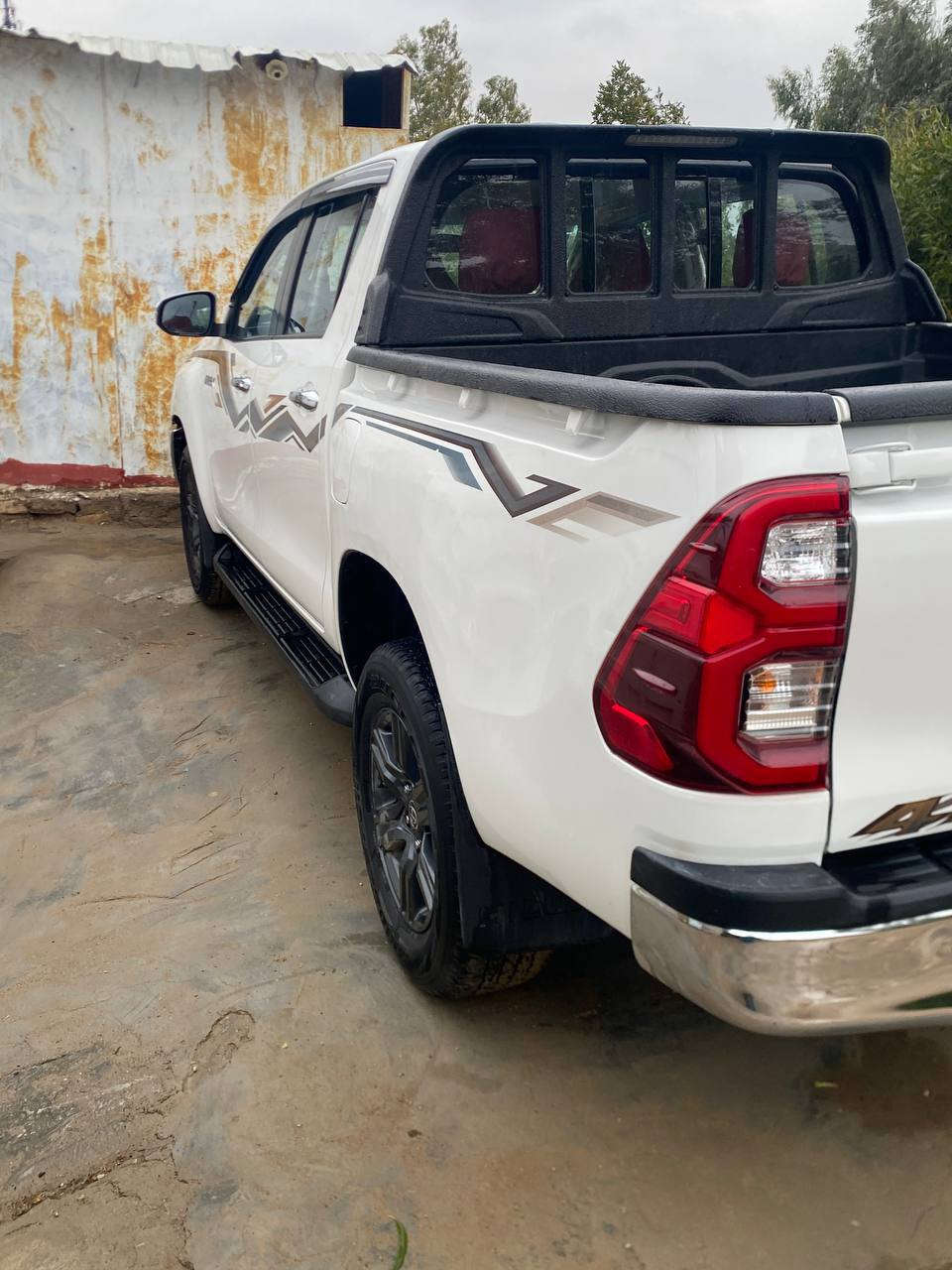 سلام عليكم للبيع تويوتا هايلوكس 2024 فورويل بانزين الاستفسار ***********
