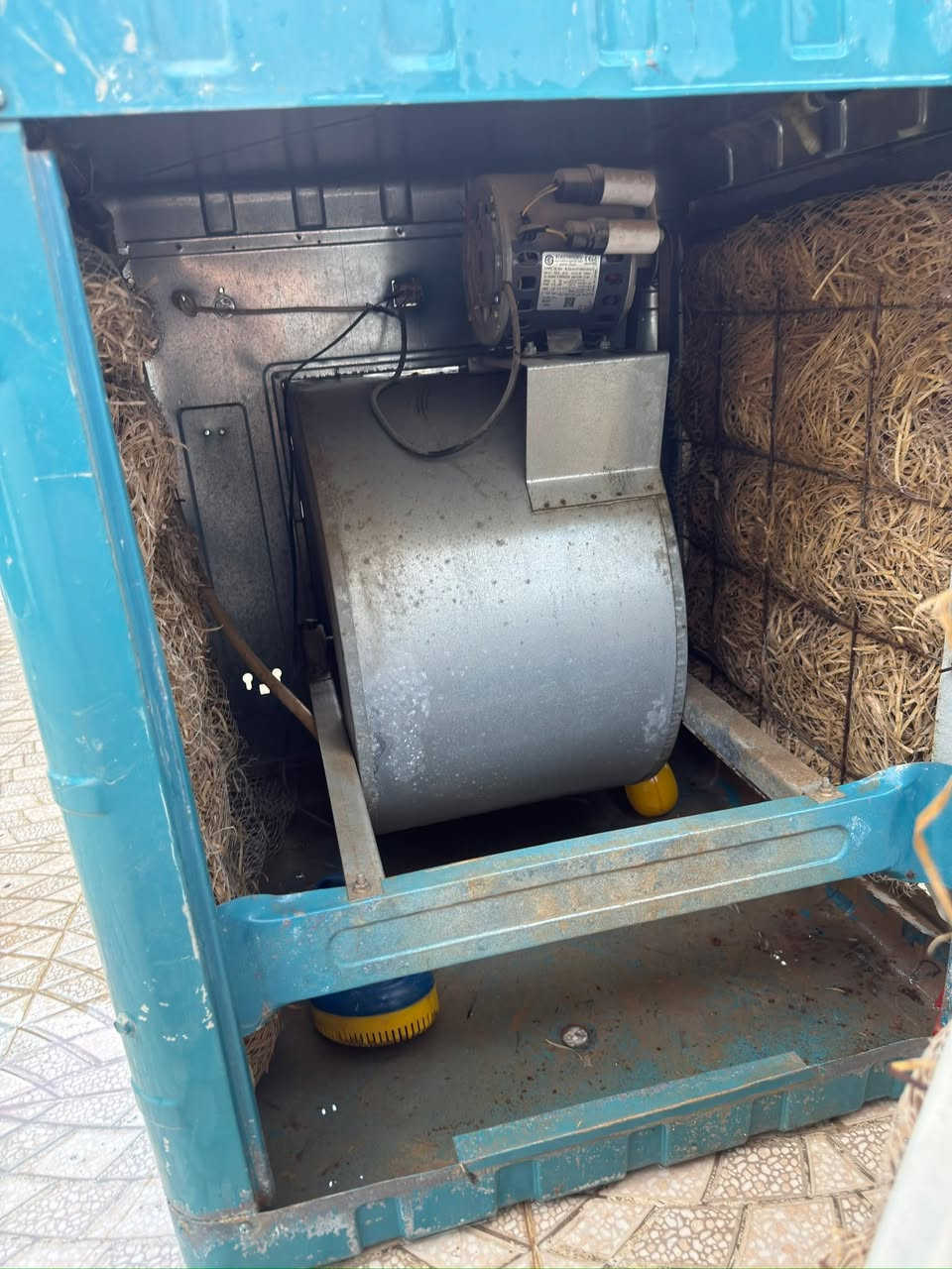 مبردة حجم ٢ونص نظيفة كلش سرعتين كاملة غطاس وطوافة سعرها ٩٠ الف ***********
