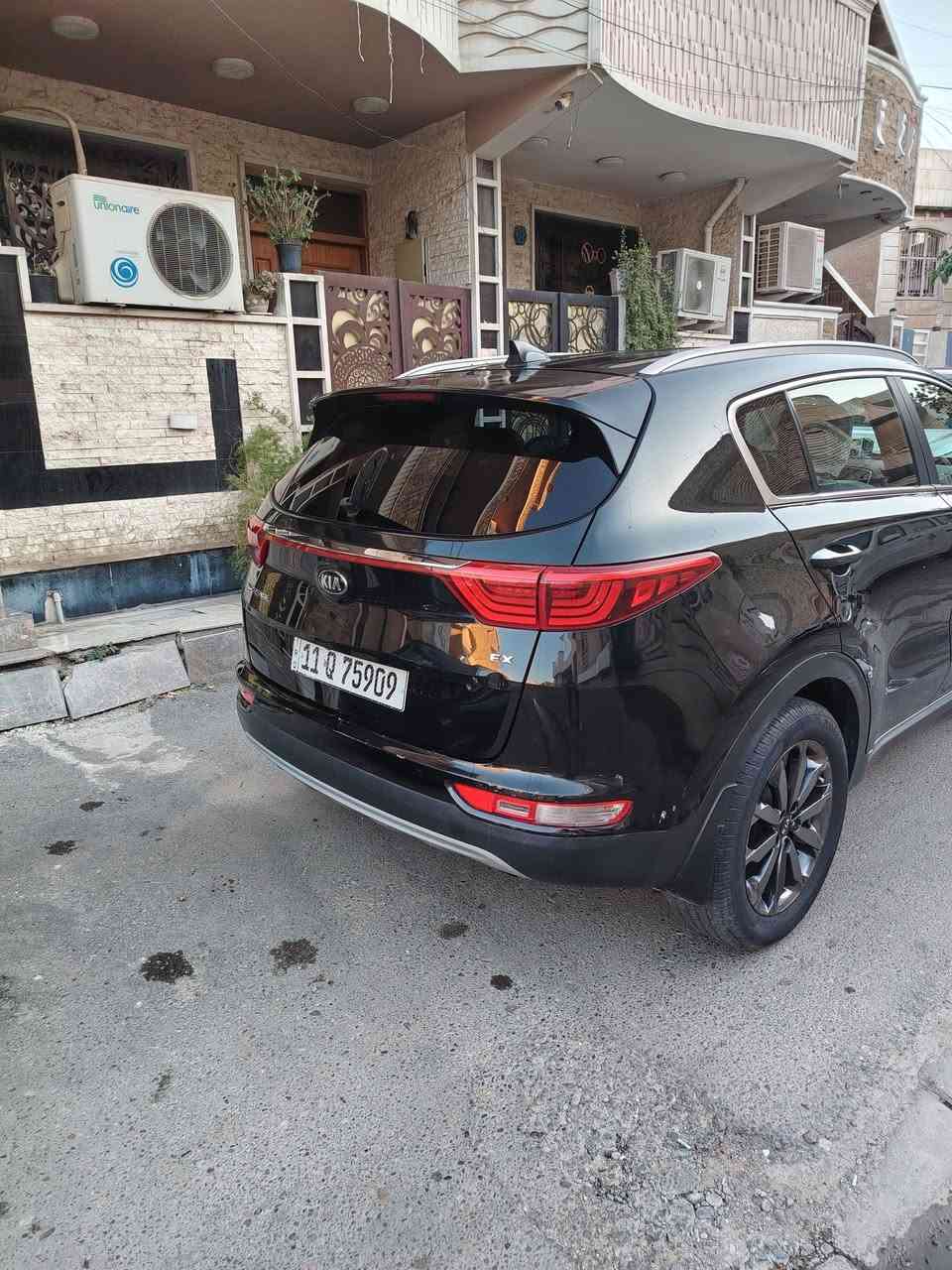 🚗 كيا سبورتج 2019 - مواصفات EX () 🚗$155
العشاق الفخامة واللون الملكي، سيارة متكاملة المواصفات (وارد أمريكي) وبحالة ممتازة جداً.

📌 التفاصيل الأساسية:

• الموديل: 2019.

• الفئة: EX (معروفة بمواصفاتها العالية).

• اللون الخارجي: أسود ملكي مميز.

⭐ المواصفات والتكنولوجيا:

• نظام التشغيل: بصمة تشغيل + يدات بصمة (نيكل).

• الشاشات: شاشة كبيرة تدعم Apple CarPlay + شاشة خاصة بالأعطال.

• أنظمة القيادة: كير 3 وضعيات (Sport / Normal / Eco)، مثبت سرعة، مانع انزلاق، ونظام نزول المنحدرات.

• التحكم: تحكم ستيرن كامل جهتين.

🛋️ الراحة والرفاهية:

• المقاعد: جلد بلادي، كشن السائق كهرباء، مع خاصية (تدفئة كشنات + تدفئة ستيرن).

• التبريد: قطعتين (تبريد ثلج ما شاء الله).

• الإضافات: مري شفط مع إشارات ترحيب، إشارات بالمري، ولايتات زنون.

• الويل: ويل كب حجم 19 بلادي

📍 الموقع والتواصل:

• العنوان بغداد

• للاستفسار ***********
