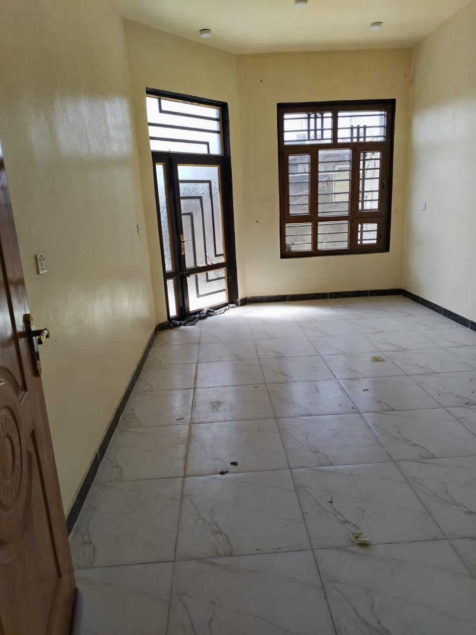 دار مساحة ١٥٠ متر بناء حديث طابقين خلف المعهد التقني /التحرير
السعر/١٣٥مليون 
للاستفسار/***********
