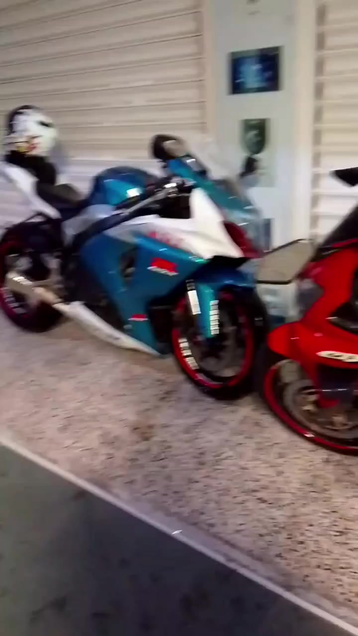 سلام عليكم.   بيع او مراوس 
جكسر 1000 كفاله عامه من كلشي 
دراجه جديده كلش قبل سبوعين طالعه من بيت طارش 
مابيه كل نقص عليه دامه كامله تخم تاير جيلاتين اصلي 
مكان ديالى بعقوبة لشراي يراسلني أو يخابرني ويدلل 
***********
