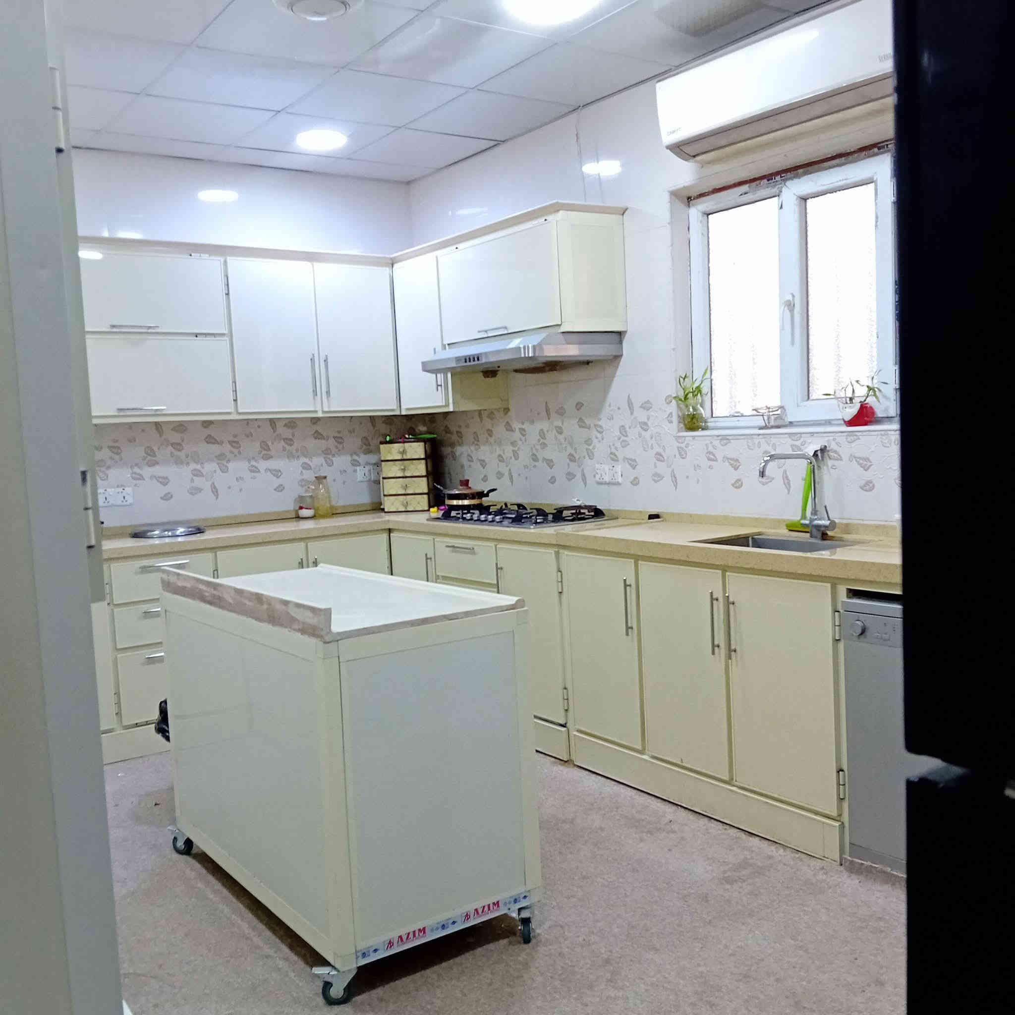 دار للبيع في مجمع الدوح
المساحة/ 218 
حر غير مطلوب
بناء صاحب الدار
طابقين 
الطابق الاول//استقبال وصالة كبيرة ومطبخ وغرفة عدد2 وتهوية عدد 2 مجمع صحيات عدد2 داخلي وخارجي وحديقة وكراج سيارة
الطابق الثاني// يتكون من غرفتين 2.(غرفة كبيرة بنظام السويت مع مجمع صحيات كبير) وغرفة ثانية وسطح.
‏للاستفسار ***********
