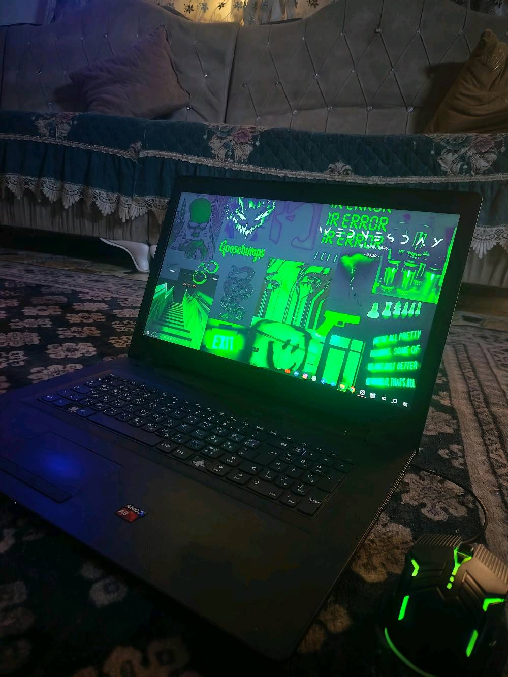 سـلام عـلـيـكـم 
......................... 
#لابـتـوب_Lenovo

#مواصفات_قوية

🔷 المعالج. A8 من الجيل السابع بأعلى و أقوى فئة (TM) و فئة TM تعني: High Performance أي (فئة الأداء القوي) وهذه الفئة خاصة وبرامج التصاميم والهندسة.

🔷 الرامات حجم 8 كيكا DDR3

🔷 الهارد SSD (أسرع من HDD العادي إللي هو أصلاً سريع)

🔷 الشاشة من أحلى الشاشات اللى ممكن تشوفها، 18.6 إنج Full HD (تشبع لوني رائع +  حواف سلم)

🔷 كيبورد ( مميز ) + شاحنه اصليه بلاد + ماوس. RGB )