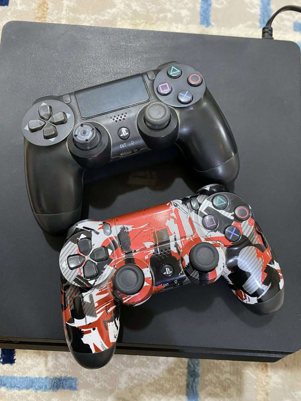 بلي 4 نظيف، مهكر، مع جوستك عدد 2.
الألعاب الموجودة موضحة بالصور.
السعر 220 وبي مجال.
***********
