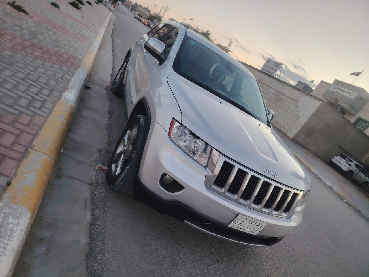 السلام عليكم... 
جيب موديل 2013 وارد امريكي.. 
بيها جاملغ وبنيد بدون دواخل.. 
فول مواصفات... 
ماشية 70 الف.. 
رقم بغداد.. 
مكان السيارة بكربلاء.. 
السعر 158.. 
***********
