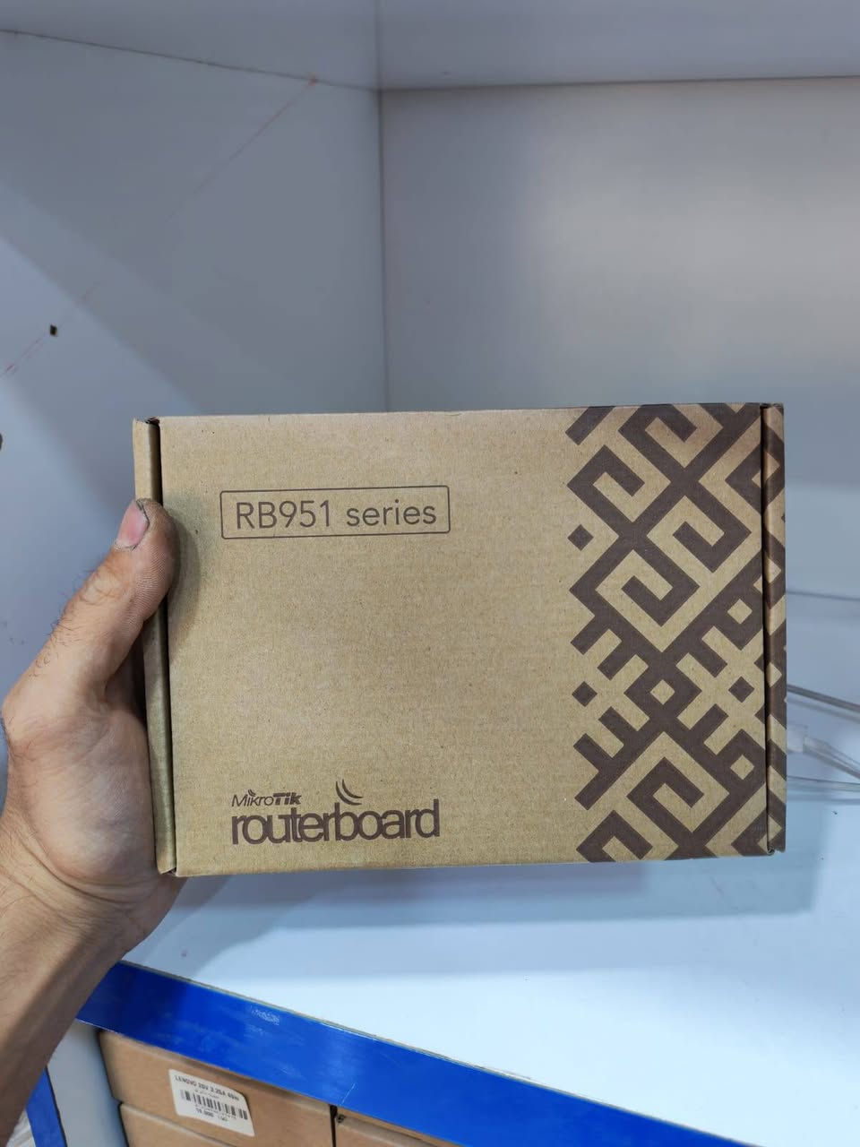 التفاصيل:
​الحالة: جديد تماماً (كارتون) لم يستخدم.
​الموديل: MikroTik RouterBOARD RB951Ui-2HnD.
​السعر: 75,000 دينار عراقي للقطعة الواحدة.
​المنشأ: أصلي (Made in China) بمواصفات "سوسلي".
​المنافذ: يحتوي على 5 منافذ إيثرنت (5 Ports).
​المميزات:
​يدعم بث الواي فاي بتردد 2.4GHz بقوة تغطية ممتازة.
​يحتوي على منفذ USB لدعم مودمات الـ 4G.
​يدعم ميزة PoE output لتشغيل أجهزة أخرى من خلال كابل الشبكة.
​الجهاز يأتي بكامل ملحقاته (المحول الأصلي + الكتيبات) داخل الكارتون.
​الموقع:
​البصرة - أبو الخصيب.
​ملاحظة للمشتري:
​متوفر 3 قطع، الأجهزة جديدة تماماً وبالكارتون.
​يوجد سعر خاص في حال شراء الـ 3 قطع معاً.
*********** ابو الخصيب, البصرة
