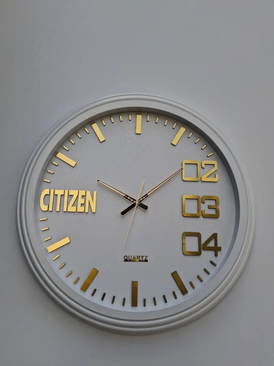 ⏰ ساعة حايط سيتيزن فخمة – حجم كبير ٧٥ سم
تصميم يضرب بالقلب 👌
متوفرة بعدّة ألوان أنيقة تناسب كل الأذواق:
▪️ رصاصي ويا ذهبي (فخامة ملكية)
▪️ فضي ويا ذهبي (ناعم ومرتب)
▪️ خشبي فاتح (ستايل راقي ودافئ)
▪️ خشبي غامق (كلاسيك وفخم)

⏱️ حركة كواترز دقيقة وهادئة
🔝 حجم كبير يملأ الحايط ويغيّر شكل المكان
تصلح للصالات، المكاتب، الفلل، والمحلات
السعر 25 مع التوصيل توصيل جميع محافظات
قطعة وحدة تكفي ترفع ديكور المكان كله ✨
للتواصل 
***********
