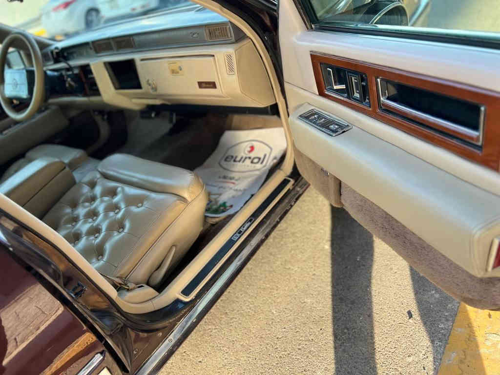 كاديلاك فيلتوود بروگهام 
(كلاسك ومن النوادر في كل العراق )
*********** بي واتساب
السعر ١١٠ ورقه 
موديل ١٩٩٢
السياره بلاديه وماشيه ١٩٠ حقيقي
محرك ٨ سلندر
(السياره ملكيه وجاهزه وجديده )
كشنات كهرباء السايق والبصفه والخلفي هم
داخل جلد فخم جدا
تبريد قطعتين
كل الجام اوتو
كير تعليگ
بيها شاشه شد والمسجل البلادي موجود
كلشي كهربائي بيها شغال
جاهزه من كل نقص رقم انكليزي بأسمي وتبريد شغال وترايك كل العراق شرط
هزه جديده
واكو بعد سيارات كلاسك عندي بأسمي
رقمي *********** بي واتساب
مكان ديوانيه ال بدير
وعندس بعد كلاسك لليريد خل يجي خاص النجف, العراق
