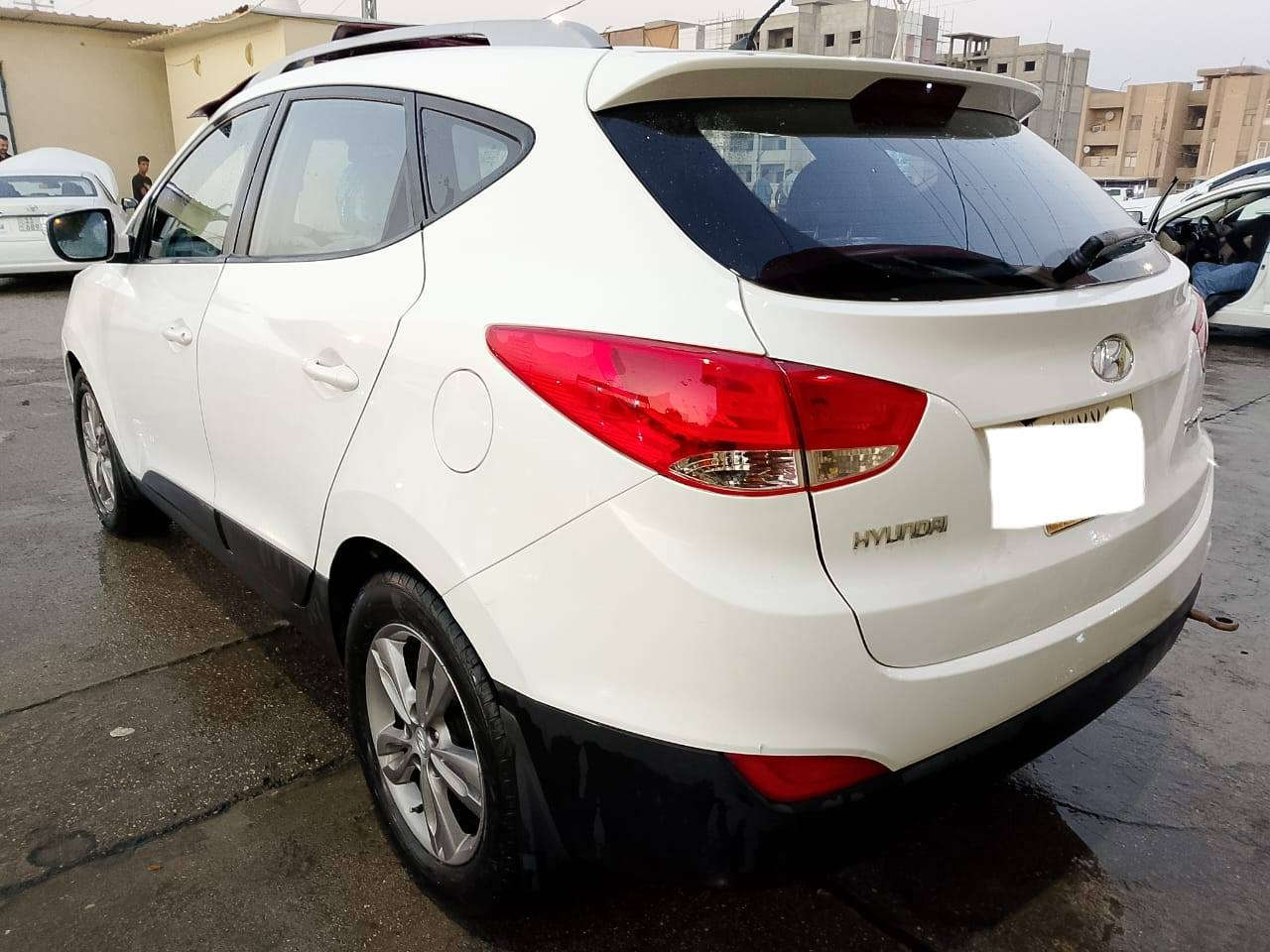 توسان 2014 خليجي نص فول رقم اربيل دولي جديد قبل 3 اشهر تم تثبيته ..تريد وكاله تريد مداور 

بيها جاملغ امامي جهة السايق صبغ وباب السكن مبدل نفس اللون وبارد قليل بالجنطه والباقي مكفول سونارها موجود بالصور
محرك 2000 دوش بحاله ممتازه تخم تاير جديد حداديه جديده .تبريد شغال بحاله جيده جدا ..السياره جاهزه مابيها اي نقص .
مكان السياره الحله / المركز 
للاتصال بالرقم مع واتساب
*********** حلة, بابل
