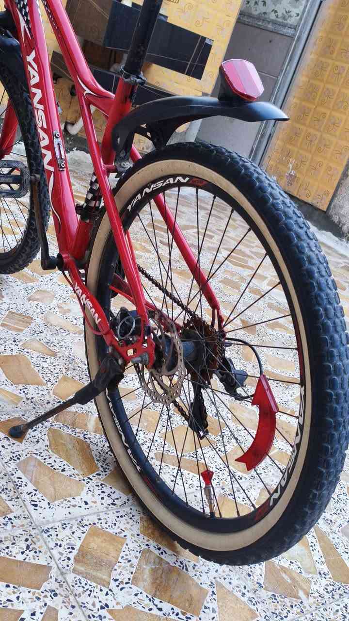 سلام عليكم بايسكل  جبلي   شركه  Yansan نوعيه جيده
حجم 26
نضافه /90
سرج رياضي احمر ابو الفتحه 
دسكات  شركه Adadas اصلي
گرون شركه Adadas اصلي
تحوير جاملغ فسفوره درع  حمراء
خزينه  بايدر كبس بولبرن اصلي 
عگرب جديد تاير خلفي عريض باله
بايسكل مرتب   كامل بريكات  بل مكان  يمشي تطلع كبل 
سعر 160 وبيه مجال للشراي
مكاني حي حسين جديد
***********
