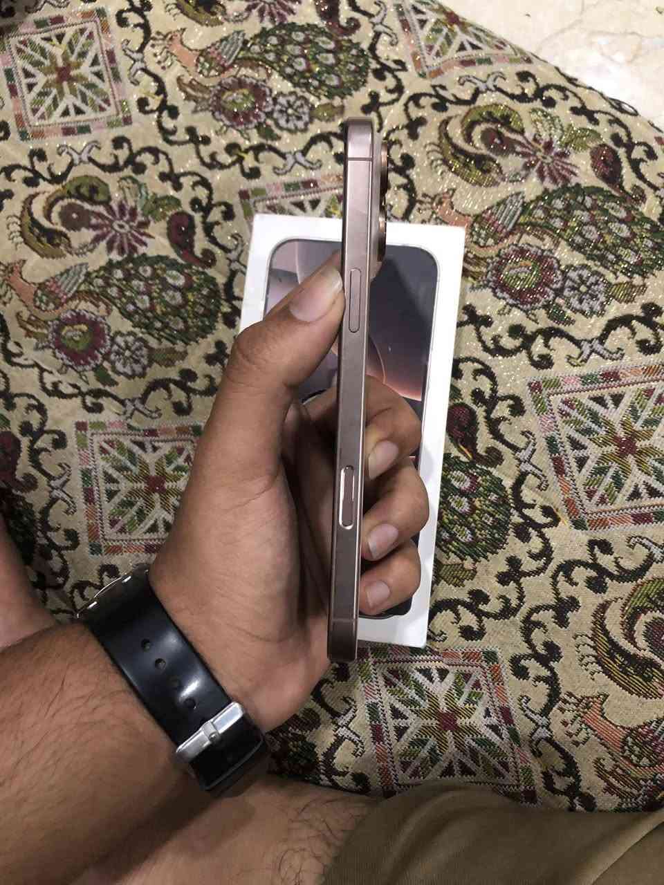 سلام عليكم للبيع ١٦برو ماكس لون ذهبي ٢٥٦ بطاريه ٩٣ عدد الدورات ٣٥٢ الجهاز لوك شخط مابي كله بلاد فقط ضهر مبدل سعره ١٣٠٠ بي مجال ***********

