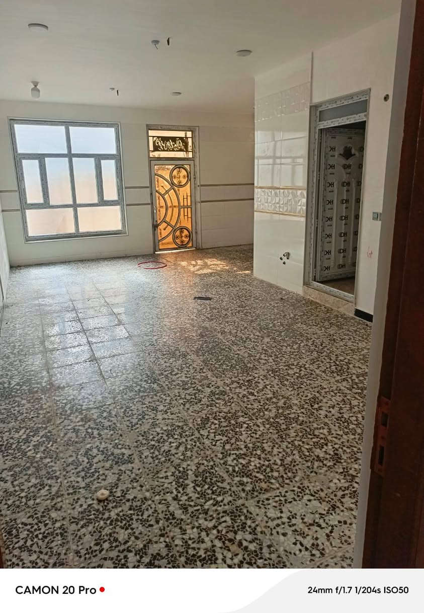 تحيه طيبه بيت مساحه 200 متر طابق ثاني بناء حديث للأيجار يقع في الزهراء خلف عماره القزويني قريب على تقاطع ابو علي الكهربائي يتكون من صحيات حمام غربي شرقي مطبخ حار و بارد وصاله واستقبال وغرفه 

للايجار الاستفسار الاتصال على الرقم 
***********
