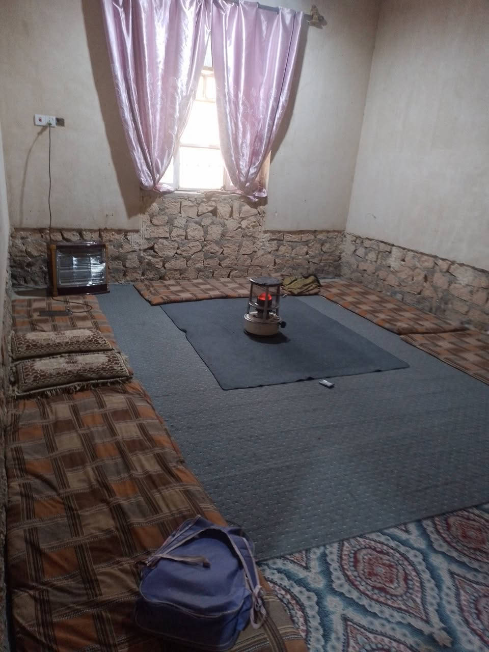 السلام عليكم 
بيت للبيع الموقع حي الامين قرب مدرسة ابن قدامة للتواصل خاص او الاتصال على الرقم ***********
