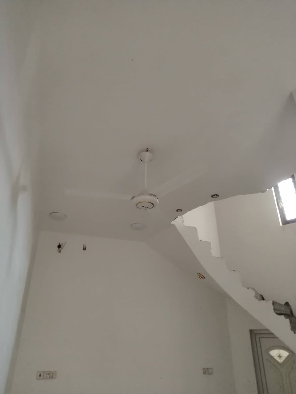 بيع مستعجل 👇جاهز ع الاخير
بيت زراعي فيه وصل طابو  بناء حديث درجه اولى في حي الصحفيين قرب السجن الاصلاحي مساحه 150م يبعد عن الشارع العام 100م فقط  # البيت ركن شارع امامي 12 م والفرعي 10م منطقه نظاميه جدا مشموله بالتطويب 

يحتوي ع غرفه واستقبال وصاله ومطبخ وصحيات داخليه وخارجيه ومنور وطارمه كبيره وحديقه مرتبه 

#البناء كونكريت مسلح درجه اولى باب خارجي سلايت #كهرباء درجه اولى 3خطوط 

#الخدمات حكوميه ماء ومجاري وكهرباء العمود بالباب #السعر 80 وبي مجال علما البناء 2024

***********

