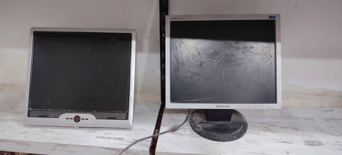 شاشات عدد٢ شغالات للبيع مع ميز حاسبة ***********
