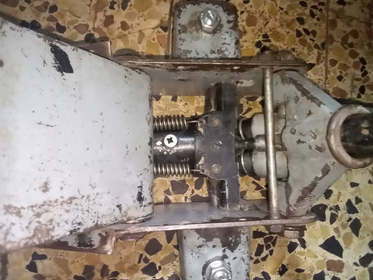 ⭕ يوجد توصيل لكافه المحافظات
جك تمساح 5 طن كامل وعل الفحص دبل بستم قديم باب اول اصلي ارتفاعه 50 سم والسعر 100 الف
***********
