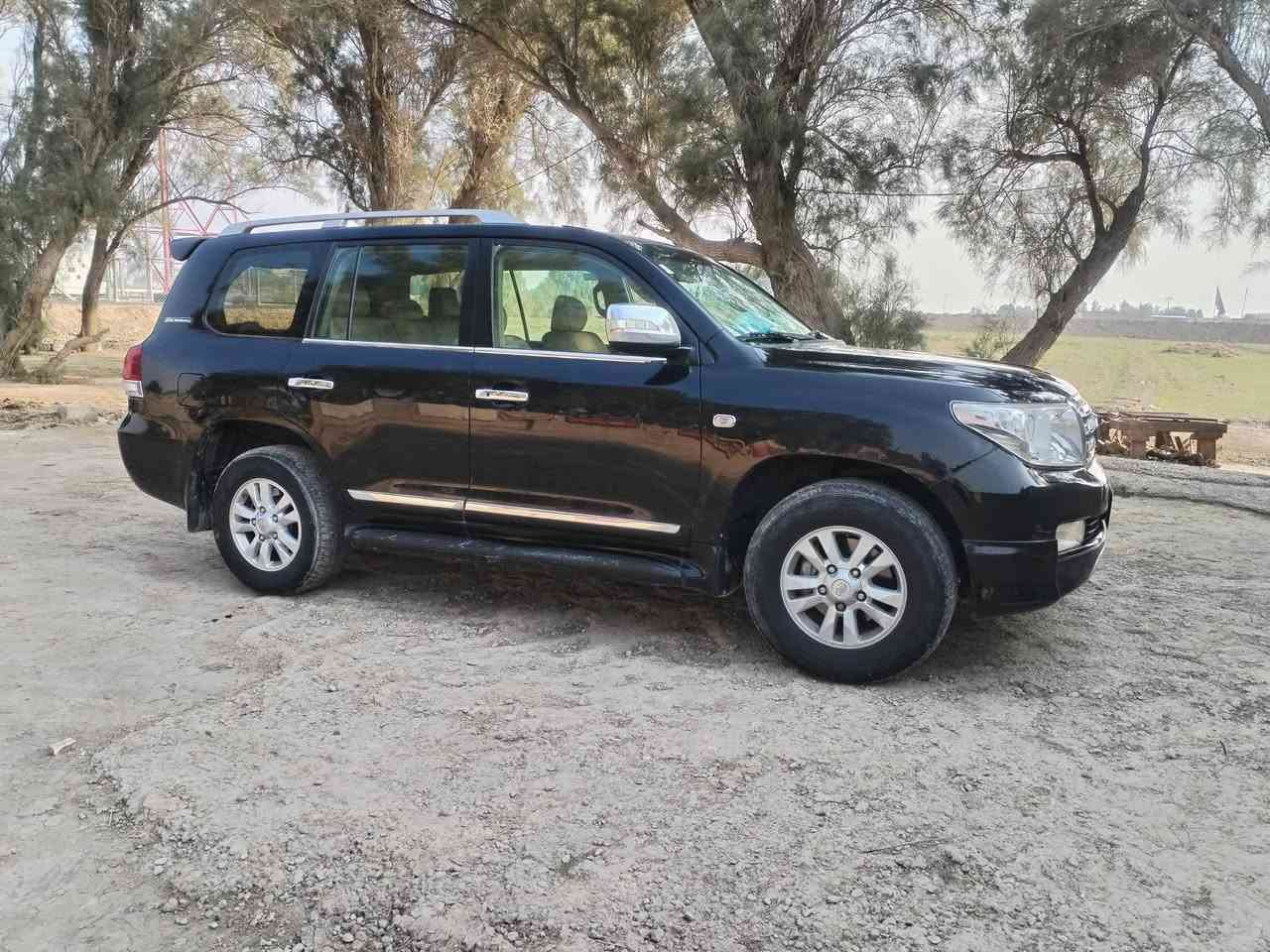 سلام عليكم لاندكروزر للبيع 2011 ستينيه سياره مقفوله كفاله عامه السعر 310 وبيها مجال رقم الهاتف ***********
