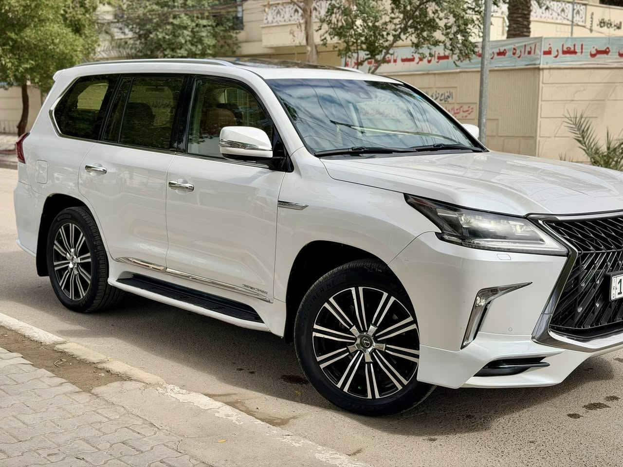 لكزس 2018 خليجي 
رقم بغداد 
فول مواصفات 1/1
فتحه 
كاميرات 360
رادرات 360
اشاره سحب 
شاحن لاسلكي 
جميع الكراسي كهربائي 
جنطه كهربائيه 
فول مواصفات الكزس غني عن التعريف 
السعر 650 ورقه 
للاستفسار 
***********
