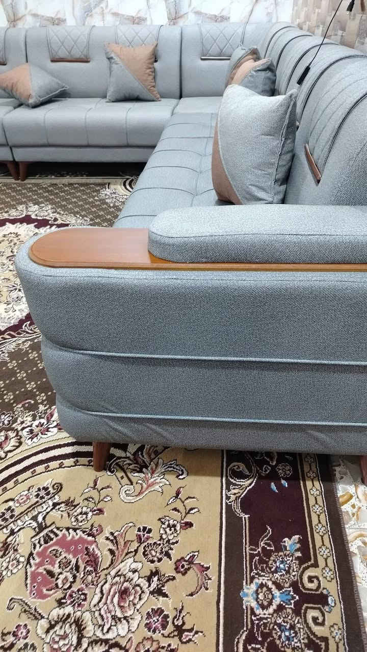 جهز عندي هذا الديوان قياس ١٤ متر ونص ٢٠ مقعد كورنر تجي بيه قنفتين مفصوله مع ٢ زاويه
تفصال خشب بلوك اسود كله الداخل الثقيل سفنج مضغوط مميز أول مع طبقه دللوب طبي قماش كتان ناعم موديل ابو الطبله   بشكل مميز وانيق
لون رصاصي  مطعم ب الجوزي مع ١٢ كوشه استفسار *********** متوفر واتساب
