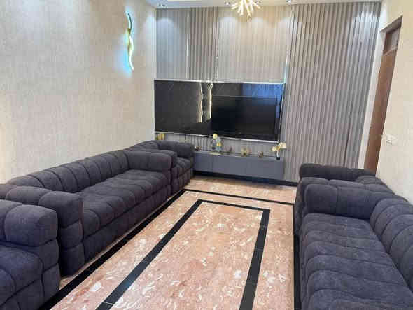 السلام عليكم بيت  ٧٥متر أماميه ٧.٥ ×١٠ بصف الركن قرب شارع ٢٠ في ام نجم  طابقين كامل حديث الارضيه طابقين مرمر  يتكون من استقبال ومطبخ  ٣غرف نوم و٣مجاميع صحيه  *********** سعر خاص
