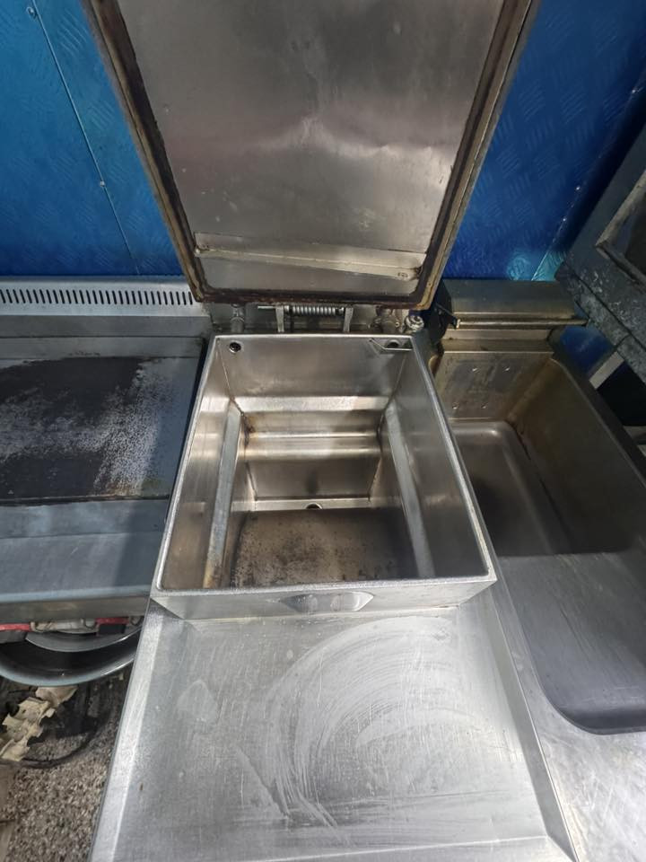 مطعم كامل للبيع
يشمل ..
جدر كنتاكي شاشه خضره 
گرل مع قلايه  
فرن بيتزا هو والميز  
كابسه صاج  
حمايه كنتاكي وفنكر (ايطالي )  
قلايه احاديه
 مجمده وسط
شوايه كص 5 مشاعل مع الميز والشيش 
2 ميز ستيل الارتفاع 1.50والطول متر والعمق 50
دگت مع بوچه ستيل مع ساحبه 
كاشير كامل مع الميز والطاباعات 

كل شي شغال عالفحص وعندي بعد كومه شغلات نواعم مثل سجاجيين وبلانكات اكثر من 20 بلانك صغير وكبير ووسط 
الديكور كامل بس تجي تشتغل 
سبب البيع .. عدم التفرغ للمطعم
المحل جاهز من ناحية الكهربائيات والديكور والمطبخ وباقي التفاصيل   
الموقع : علي الصالح 
***********
