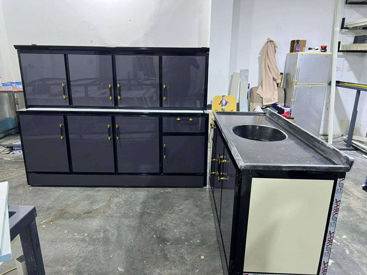 الجمال هذا كله ب 375الف
كونتر مترين. سنك متر ونص مع المرمر 
رفوف بنل سقف ارضي كله بنل 
توصيل. داخل رمادي 5 الف 
***********
