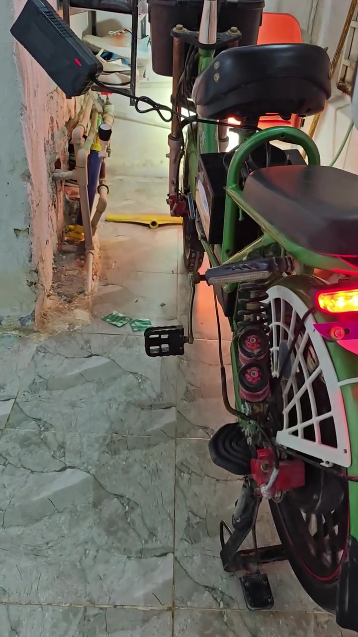 دراجة شحن حجم كبير نقصها بطاريات والتاير نازل
قيم واخذ الاتصال وات ساب 
***********

