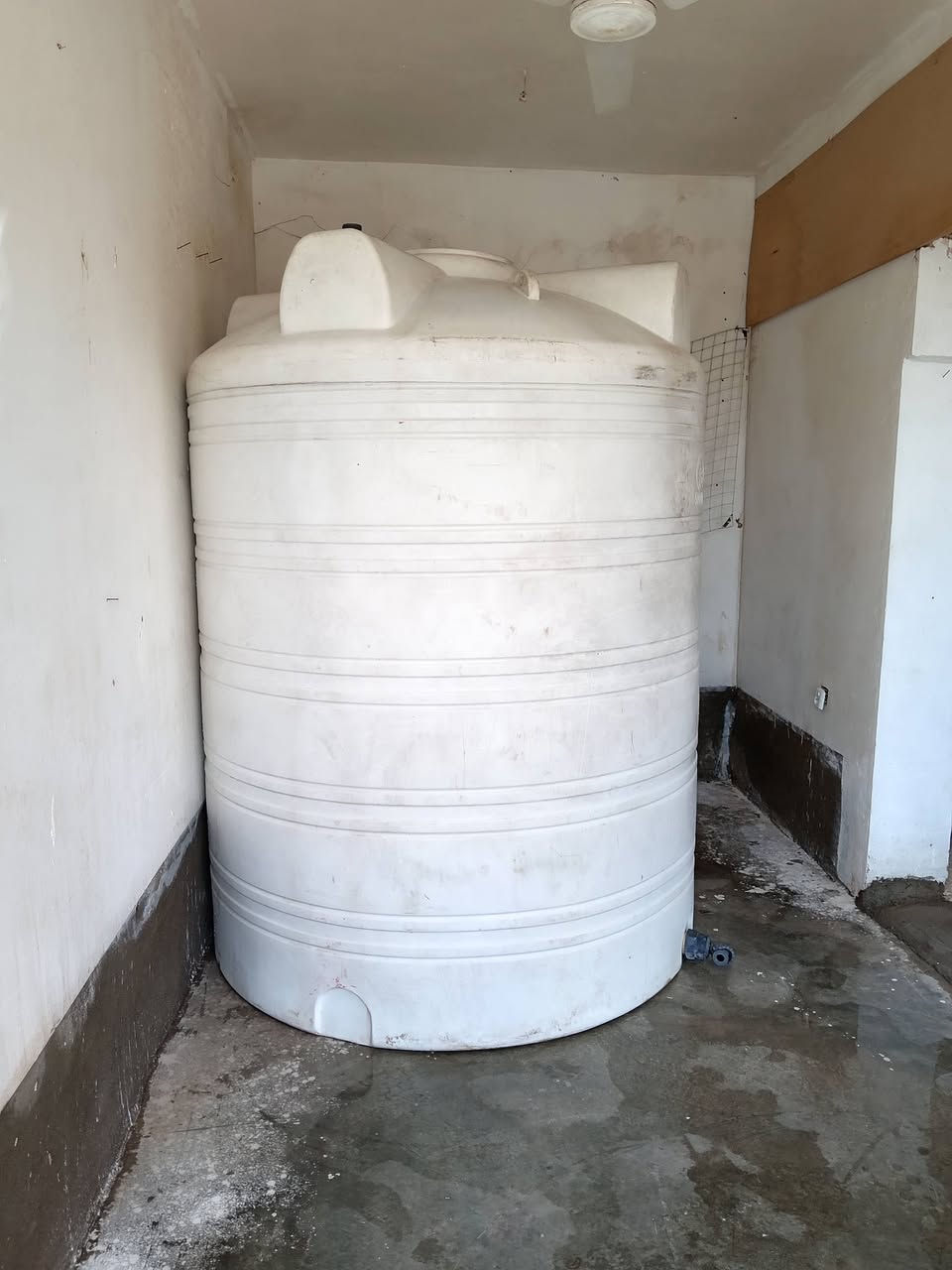 سلام عليكم
معمل تصفية مياه / للبيع 
 ايطالي الصنع  افضل نوعيه درجه اولى 
مع تانكيات عدد ٢  حجم التانكي الواحد 5000 لتر ....
المعمل يصفي بل ساعه الف لتر 
السعر 60 ورقه وبي مجال 
للاستفسار  الاتصال *********** او المراسله
